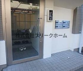 武蔵野市関前５丁目の賃貸マンションのエントランス