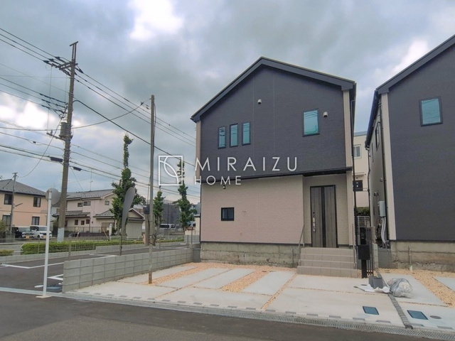 【外観】 | 青く澄み渡った綺麗な空と、陽の光をたっぷりと受ける、そんな新築住宅で新生活をスタートしてみませんか？見学・ご相談等、ミライズホーム(株)までお気軽にご連絡下さい。