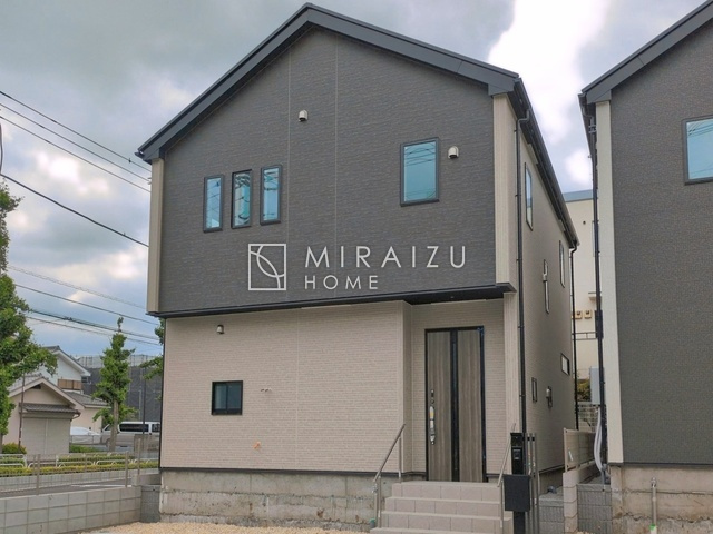 【外観】 | 青く澄み渡った綺麗な空と、陽の光をたっぷりと受ける、そんな新築住宅で新生活をスタートしてみませんか？見学・ご相談等、ミライズホーム(株)までお気軽にご連絡下さい。