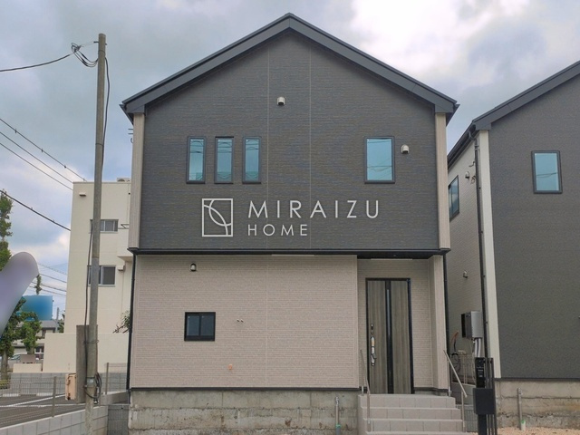 【外観】 | 青く澄み渡った綺麗な空と、陽の光をたっぷりと受ける、そんな新築住宅で新生活をスタートしてみませんか？見学・ご相談等、ミライズホーム(株)までお気軽にご連絡下さい。