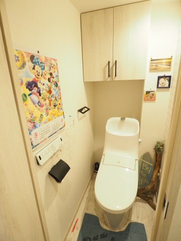 トイレットペーパーなどがストックできる吊戸棚付き