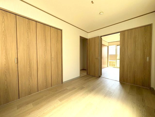 新栄プロパティーはびきのⅡの洋室