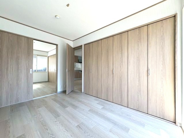 新栄プロパティーはびきのⅡの洋室