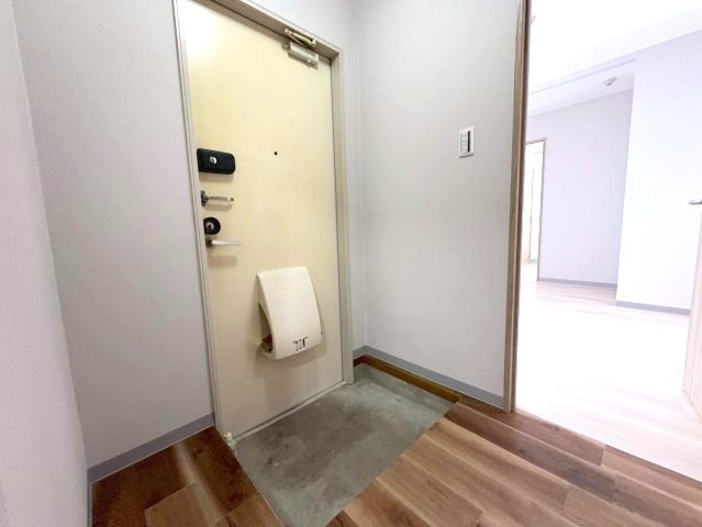 新栄プロパティーはびきのⅡの玄関