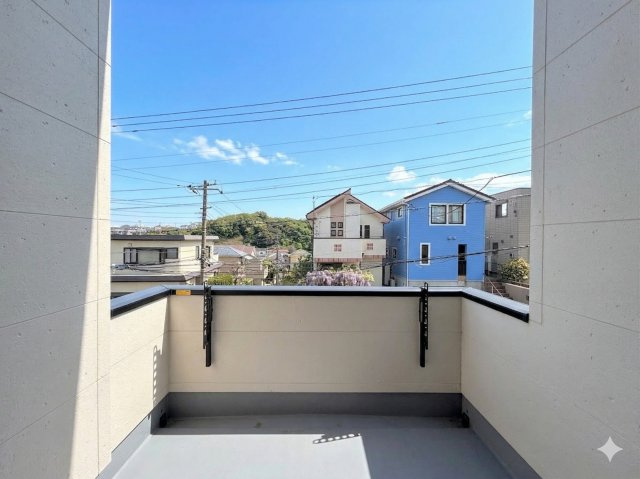 金沢区富岡西1丁目　新築戸建て　第5のバルコニー|◆日当たり良好なバルコニー！毎日のお洗濯にも嬉しいですね！