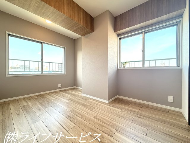 【洋室】 | グリーンハイツ十三 | 洋室６帖／クローゼットあり！窓が２面ある開放的なお部屋です！