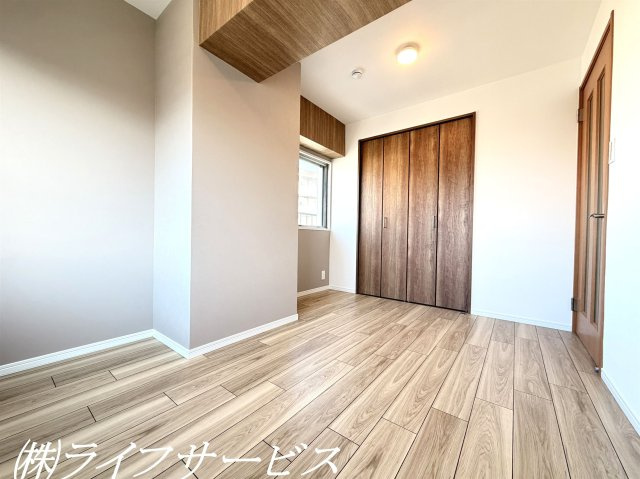 【洋室】 | グリーンハイツ十三 | 洋室６帖／クローゼットあり！窓が２面ある開放的なお部屋です！