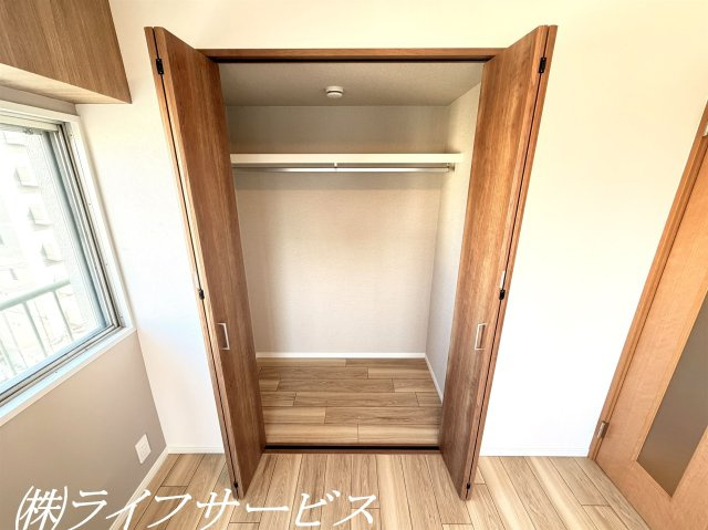 【収納】 | グリーンハイツ十三 | 洋室６帖／クローゼットあり！窓が２面ある開放的なお部屋です！