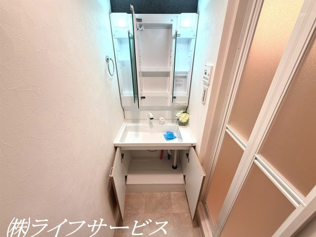 【洗面所】 | グリーンハイツ十三 | 三面鏡付きの洗面化粧台