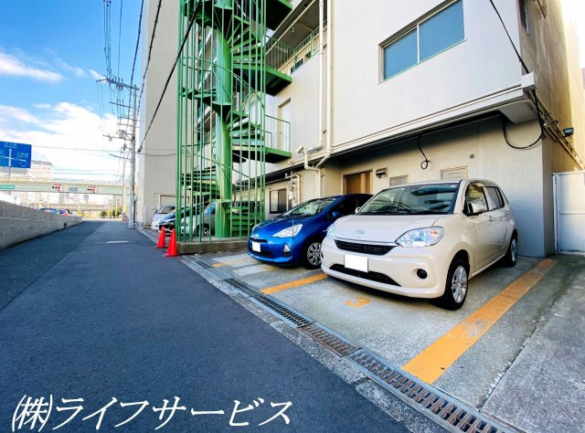 【駐車場】 | グリーンハイツ十三 | 駐車場