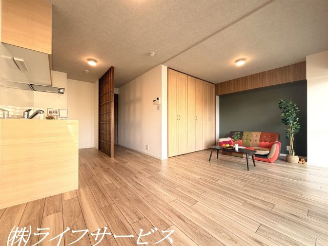 【居間・リビング】 | グリーンハイツ十三 | リビングルーム／南向きのリビングルームは陽当り良好！うれしい大型収納あり！