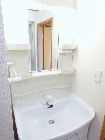 エスポワール川真田の洗面所|ゆったりとスペースのある洗面所