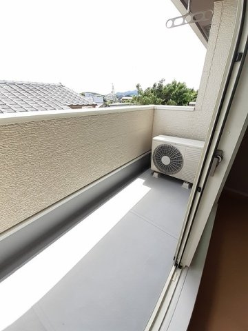 ルネッサのバルコニー|外からの目が気にならないバルコニーで洗濯物が干せます