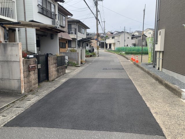 京都市北区上賀茂馬ノ目町　中古テラスハウスの前面道路含む現地写真