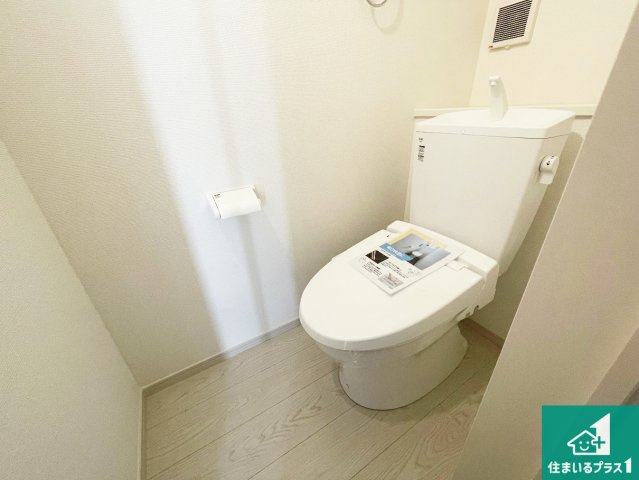 豊中市春日町　第4期　新築一戸建てのトイレ|1・2階の2ヶ所にあるので、朝の忙しい時間の順番待ちもなく、深夜の利用にも大変便利です。