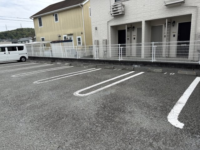 モンシェリー御立Ａの駐車場