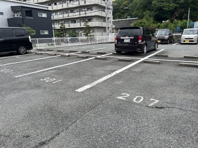 アドニスの駐車場