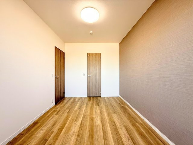 グランドメゾン東戸塚3番館の洋室|◆室内はいつも明るい印象なので気持ちの良い朝を迎えられます。各部屋にはクローゼットを完備しており、収納が多いお家はすっきりして快適空間です。