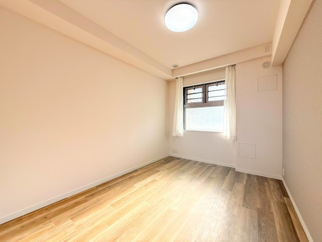 グランドメゾン東戸塚3番館の洋室|◆気持ちの良い風が室内へ入り込む居室。家具を配置しても広々ご利用いただけます！！