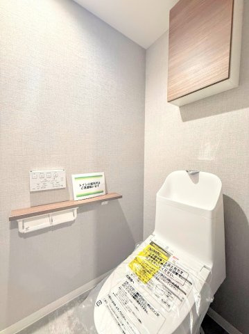 グランドメゾン東戸塚3番館のトイレ|◆清潔感のある白を基調とした落ち着ける空間。小窓をもうけていますので、こもりやすい空気の入れ替えも簡単に行えますね！