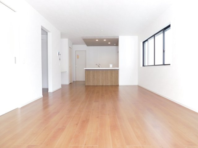 名古屋市中川区供米田３丁目の新築一戸建の居間・リビング|◇リビング◇　　広くて明るいリビング２０．５帖　会話が弾む対面キッチン♪