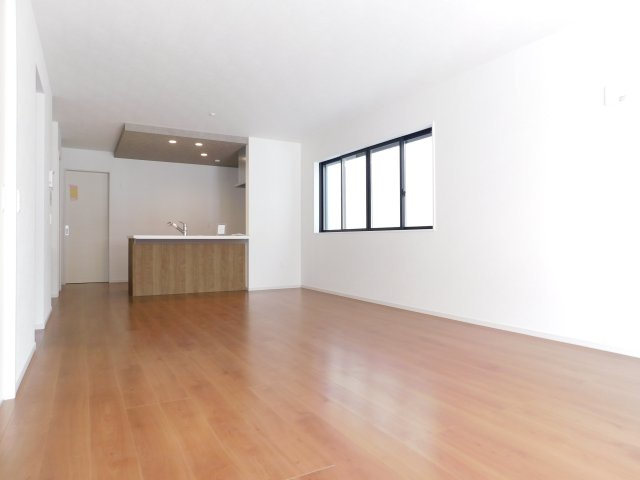 名古屋市中川区供米田３丁目の新築一戸建の居間・リビング|◇リビング◇　　　明るいリビング２０．５帖　折下天井のオシャレなフラットキッチン♪