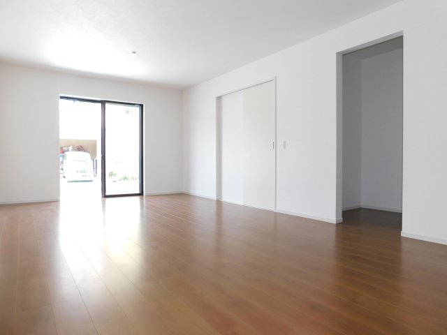 名古屋市中川区供米田３丁目の新築一戸建の居間・リビング|◇リビング◇　　明るく広いリビング２０．５帖　家族みんなで使えるウォークインクローゼット完備！
