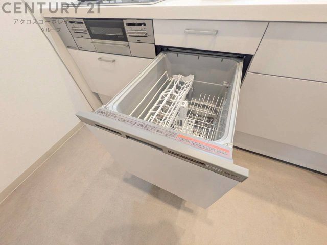 食器洗浄乾燥機は手洗いに比べて時間や労力を節約できます。また、高温のお湯で洗浄されるため、雑菌や細菌を殺菌する効果もあります。さらに、乾燥機能があるため、手で拭く手間も省け衛生的に保管できます。