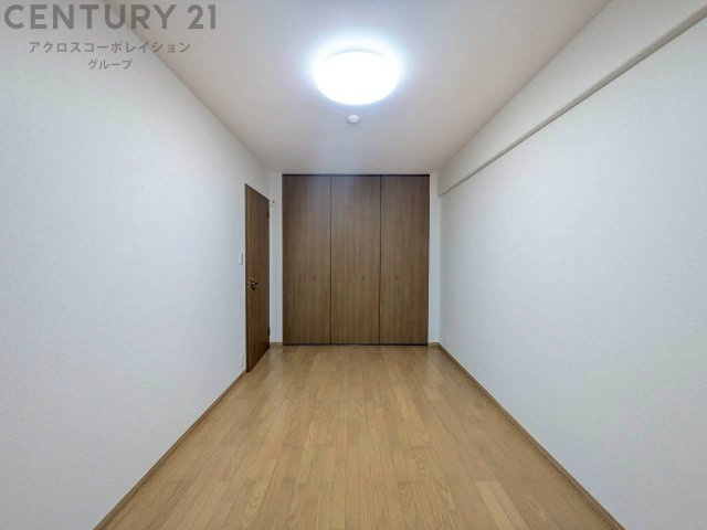 寝室…リラックスできるプライベート空間で、快適な睡眠をサポート。個人の好みに合わせたインテリアや寝具で心地良さを追求。プライベートな時間を過ごし、リフレッシュする場所におすすめです。