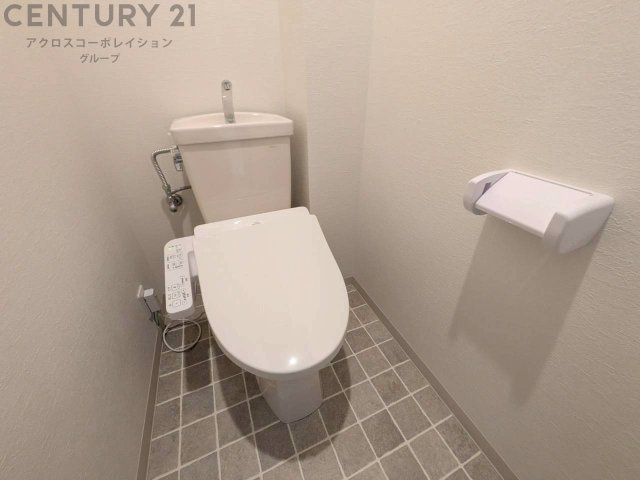温水洗浄便座付トイレは温水洗浄機能により、暖かい水でおしりを洗浄することができ、冷たい水を使う従来の便座に比べ、温水洗浄機能で暖かいトイレを提供し、快適な使用を可能にします。