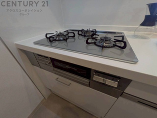 多数の調理器具を同時に使用でき、料理の効率化が可能。省エネで節約になり、様々な料理スタイルに適応できます。また、火力調整が独立しており、手入れや掃除もしやすく、今よりもっとお料理が楽しくなるかも。