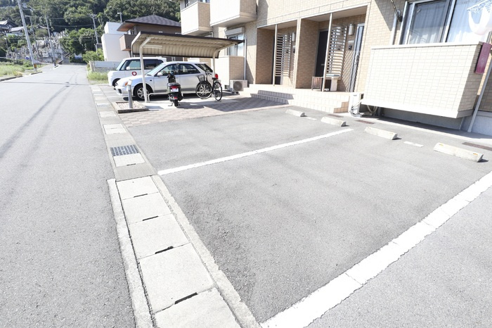 ウィル山崎の駐車場