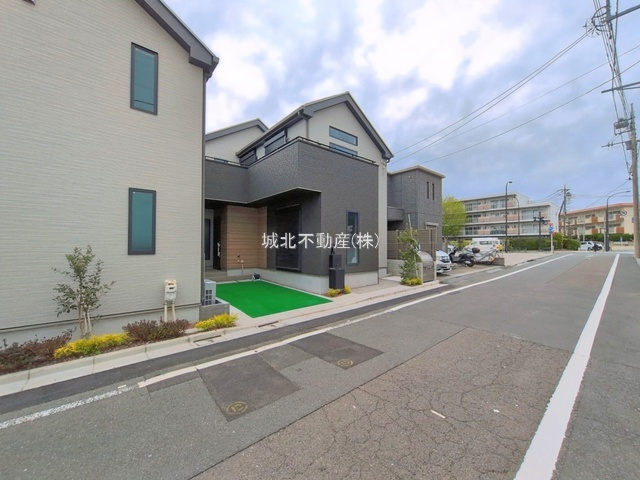 練馬区豊玉南2丁目 全3棟 A号棟の前面道路含む現地写真|前面道路約6.0ｍ公道に面した立地です