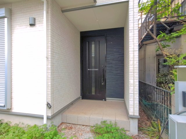ふじみ野市苗間の中古一戸建の玄関|お客様の声をしっかり聞き、その一つ一つに分かりやすくお応えできるよう心掛けています。お気軽にお問合せください。