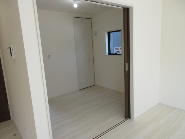 【仲介手数料無料】新築戸建　東松山市五領町1-12（全3棟）の前面道路含む現地写真