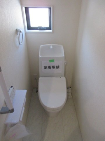 【仲介手数料無料】新築戸建　東松山市五領町1-12（全3棟）のトイレ