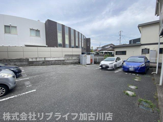 イーストビレッジ北野Aの駐車場
