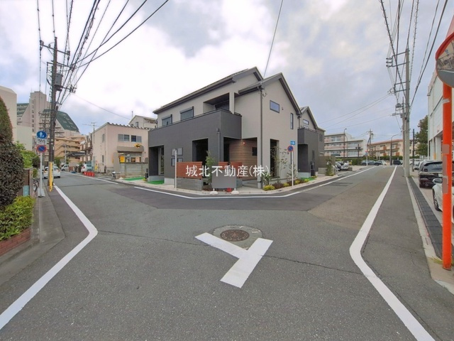練馬区豊玉南2丁目 全3棟 B号棟の前面道路含む現地写真|前面道路約6.0ｍ公道×約6.0ｍ公道に面する開放感ある角地