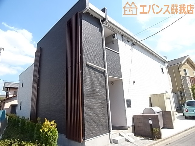 【外観】 | リブリ・ル・シャドール | 閑静な住宅地にあるデザインアパートとなります。