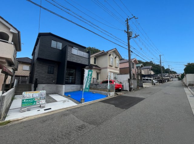 ■19日(土)～23日(祝)現地ご見学可能！　神戸市北区南五葉　限定1邸の前面道路含む現地写真|周辺は閑静な住宅街！前面道路広々で車の出し入れも便利です。駐車が苦手な方でも安心して車庫入れできます！