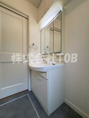 【独立洗面台】 | 和泉１丁目戸建て | 1F　3面鏡シャンプードレッサー