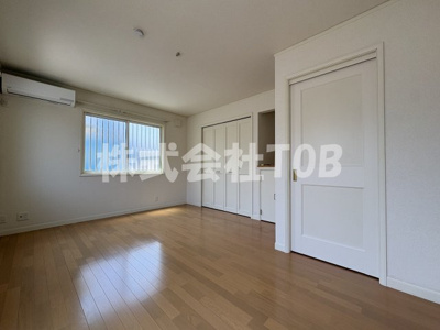 【洋室】 | 和泉１丁目戸建て | 2F　洋室8.8帖