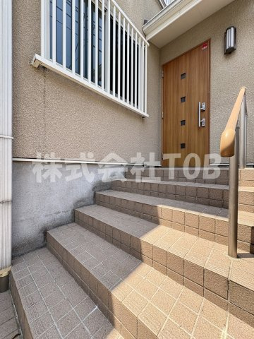 【ロビー】 | 和泉１丁目戸建て | 1F　玄関ドア