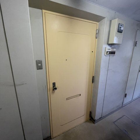 室蘭東町第１住宅の玄関