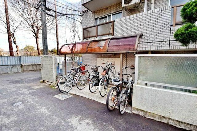 屋根付きの駐輪場あり