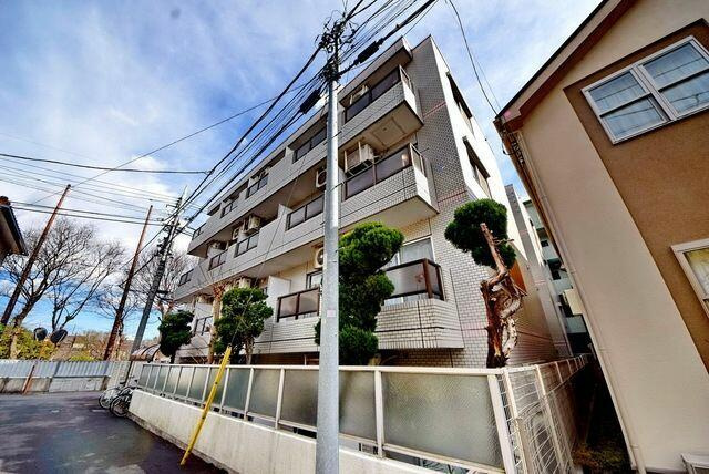 外観タイル貼りのマンションです