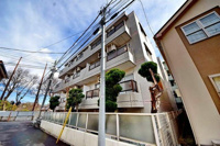 外観タイル貼りのマンションです