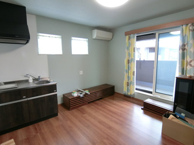 【洋室】 | 【築5年】中古一戸建　金光町占見新田　4LDK | 2階、ゆとりある8畳の広さを確保した洋室。主寝室としてはもちろん、大型の家具を配置しても余裕があるため、ライフスタイルに合わせたレイアウトが可能です。