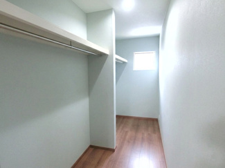 【収納】 | 【築5年】中古一戸建　金光町占見新田　4LDK | 8畳の広さをさらに活かせる、大容量のウォークインクローゼット。衣類から季節物の家電までまとめて収納できるため、お部屋を常にスッキリと保てます。機能的な収納空間です。