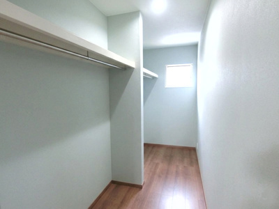 【収納】 | 【築5年】中古一戸建　金光町占見新田　4LDK | 8畳の広さをさらに活かせる、大容量のウォークインクローゼット。衣類から季節物の家電までまとめて収納できるため、お部屋を常にスッキリと保てます。機能的な収納空間です。